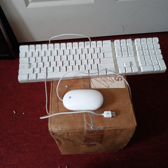 Apple wired USB keyboard with numeric pad & USB mouse - Picture 1 of 3